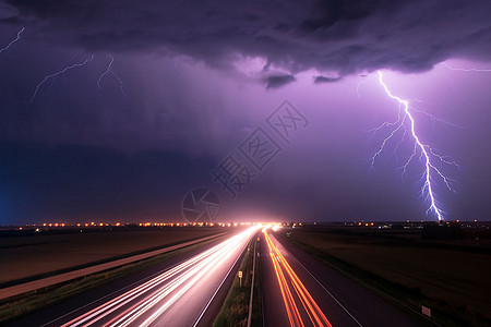 高速公路夜间的闪电图片