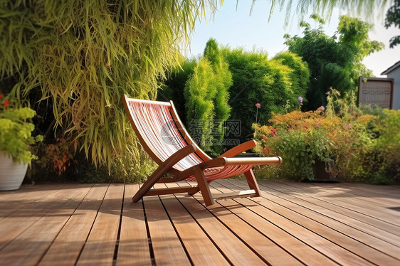 露天的木制花园里的躺椅图片