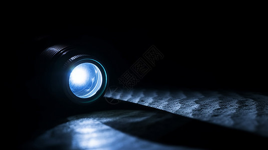 在黑暗中手电筒的蓝光特写图片