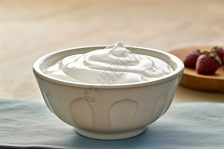 一碗酸奶放在厨房的桌子上图片