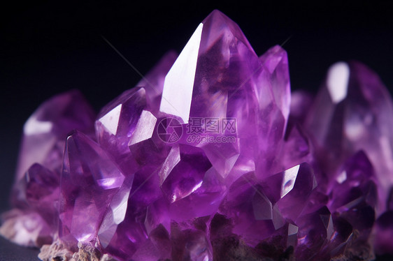 紫水晶在黑暗中闪耀图片