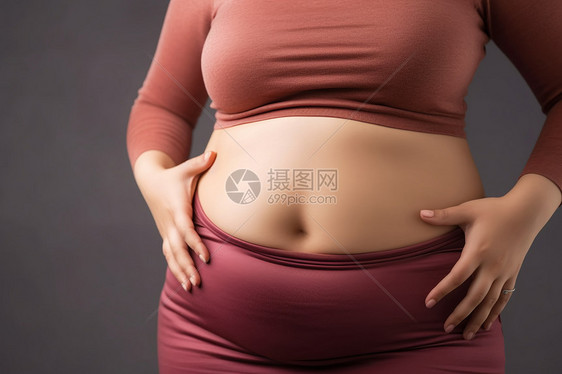 女人比划着大肚子图片