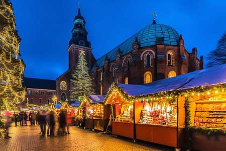 教堂广场的圣诞节街景图片