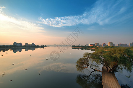 湖泊和周边风景图片