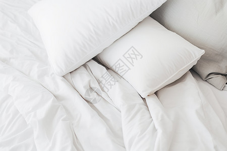 白色的床单和枕头图片