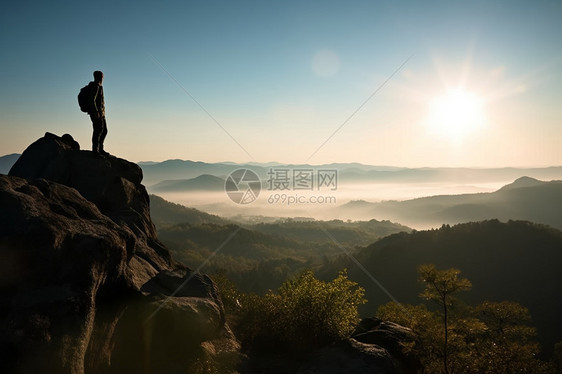 旅行者站在最高的山峰图片