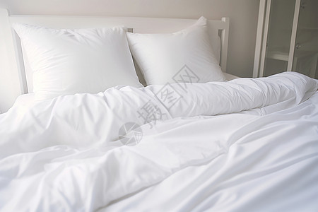 羽绒被床上的白色床单和枕头设计图片