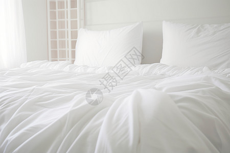羽绒被白色床单和枕头设计图片