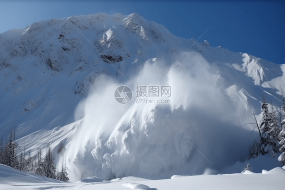 雪从山坡滚下图片