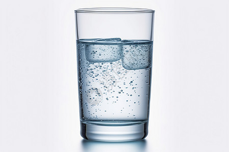 在灰色背景上的一杯水中背景图片