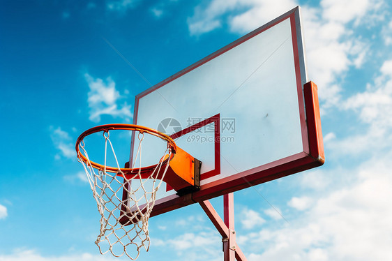 蓝天白云与篮球框图片