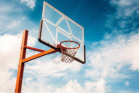 天空下的篮球框图片