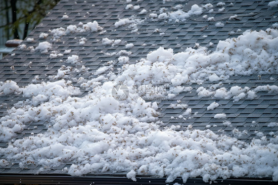 冬天积雪的屋顶图片