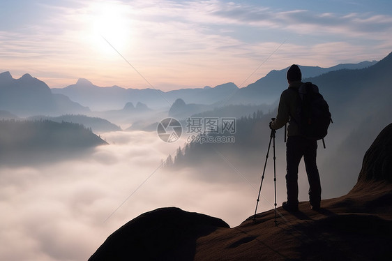 徒步旅行者站在最高峰图片