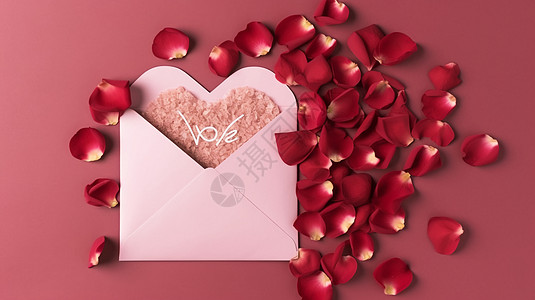 爱心粉色贺卡浪漫的玫瑰花瓣和信封背景