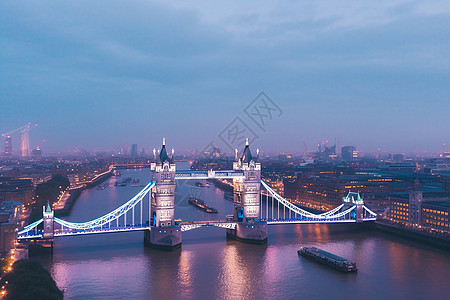 伦敦雾霾夜晚伦敦塔桥的景色背景