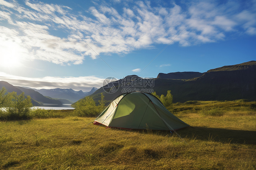 草地中的露营帐篷图片