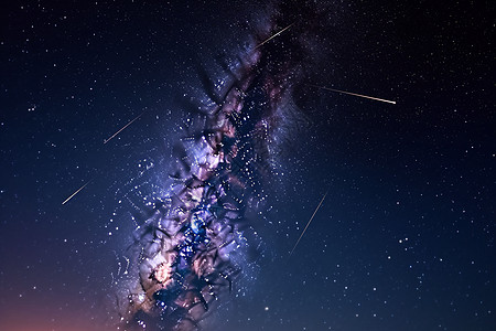 夜空中的流星和银河系图片