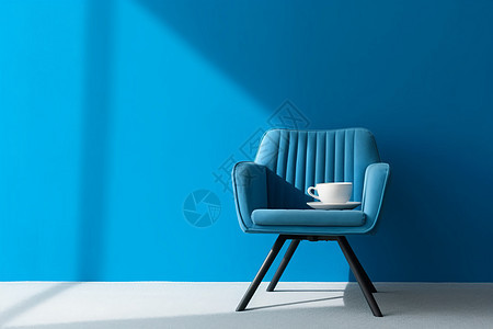 一杯咖啡在蓝色的椅子上图片
