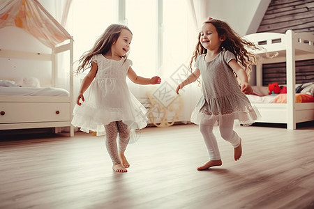 双胞胎姐妹在家里跳舞高清图片