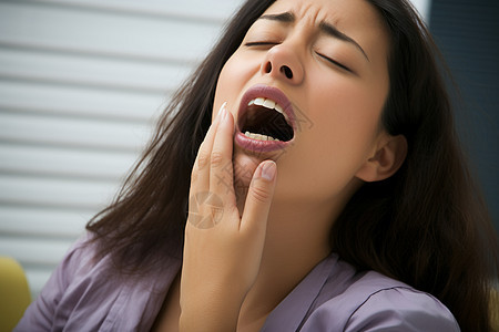 女人牙疼痛苦的症状图片