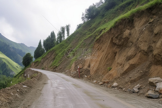 通往山顶的山路滑坡图片