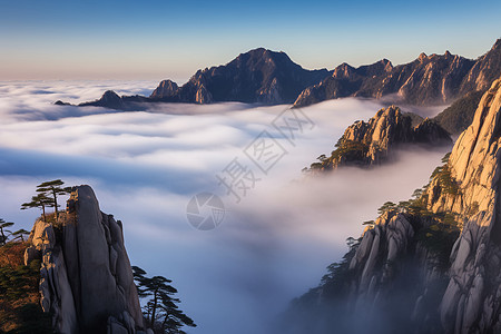 云海里的高山风景图片