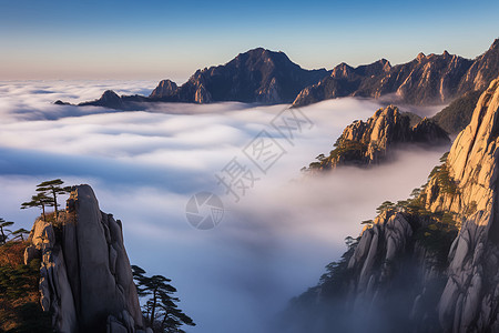 云海里的高山风景图片