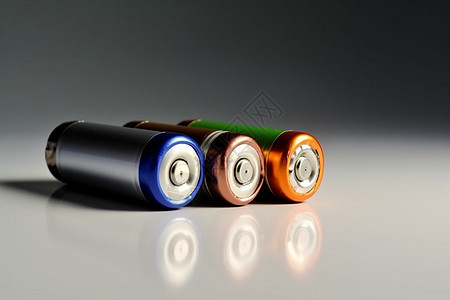 三节锂电池放在桌子上图片