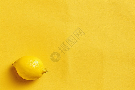 黄色背景里的柠檬图片