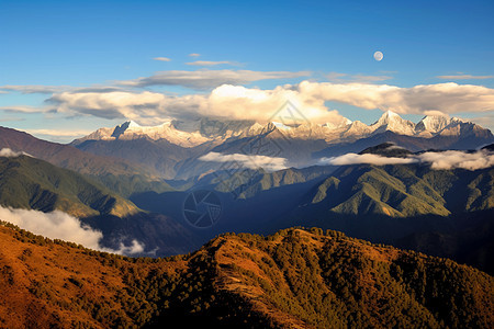 山脉和远处的雪山背景图片