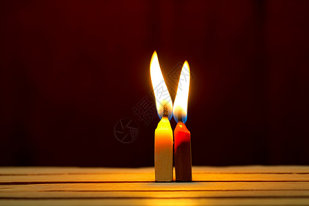 桌子上一块燃烧的两支蜡烛图片
