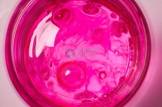 瓶子中的粉色液体图片