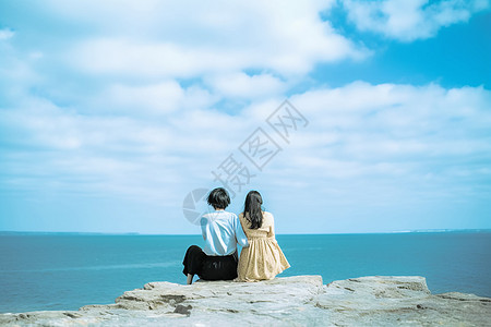 日系风景户外海边的青年男女背影背景