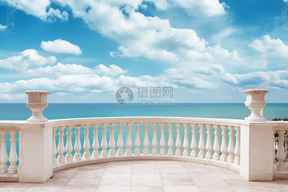 蓝天下拱形的阳台图片
