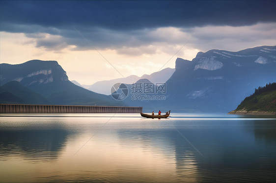 雪山下的自然湖景图片