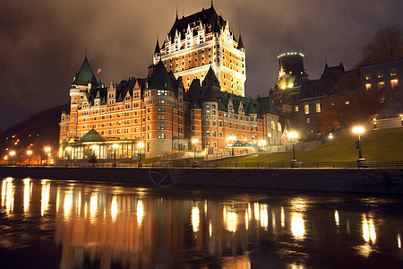 河边的酒店城堡背景图片