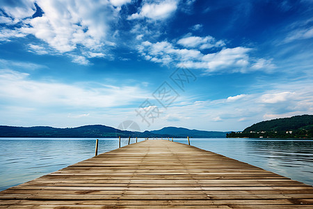 蓝天下的湖泊码头图片