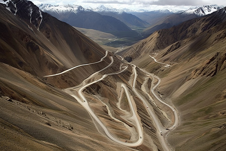 空中蜿蜒的山路图片