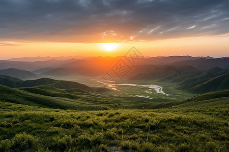 夕阳下的草原山脉图片