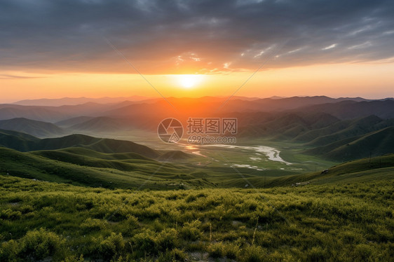 夕阳下的草原山脉图片