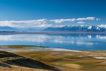 蓝天下的高原湖泊背景图片