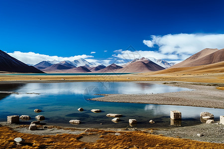 西藏阿里北线的湖泊背景