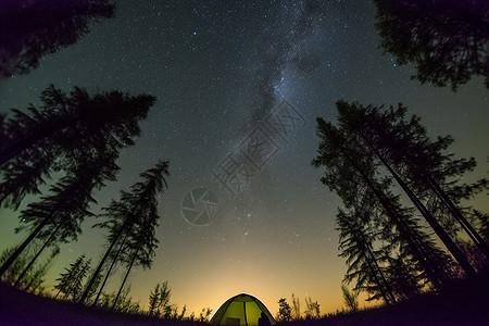 夏天露营帐篷外的星空图片
