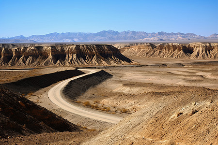 沙漠中的道路风景图片