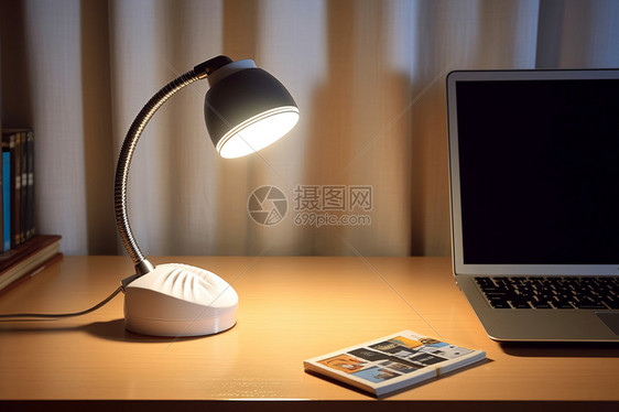 桌上的台灯和电子产品图片