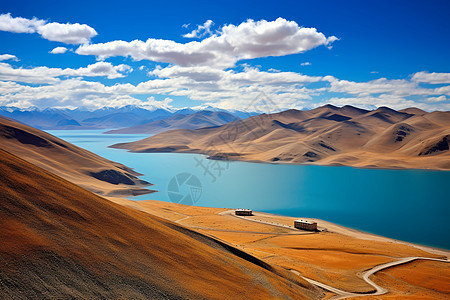 蓝天白云下的山脉河水风景图片