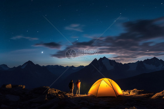 夜晚星空下山中露营场景图片