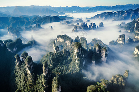 云海中的高山美景图片