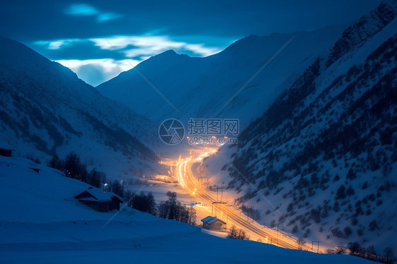 村庄明亮的道路图片